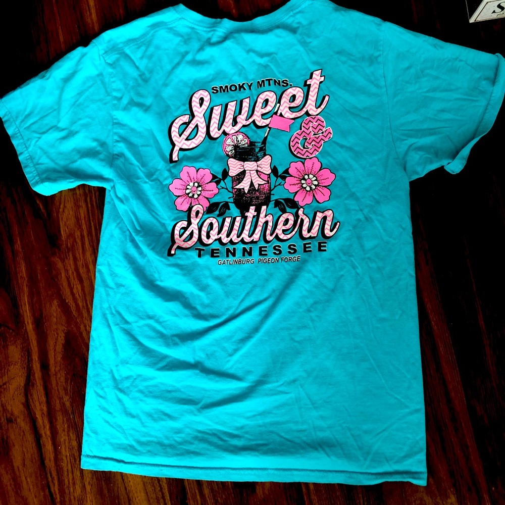 Smokey mountain t shirt, size S, blue color with peach accents in design